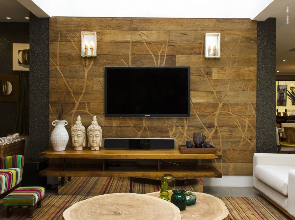 Деревянная стена за телевизором