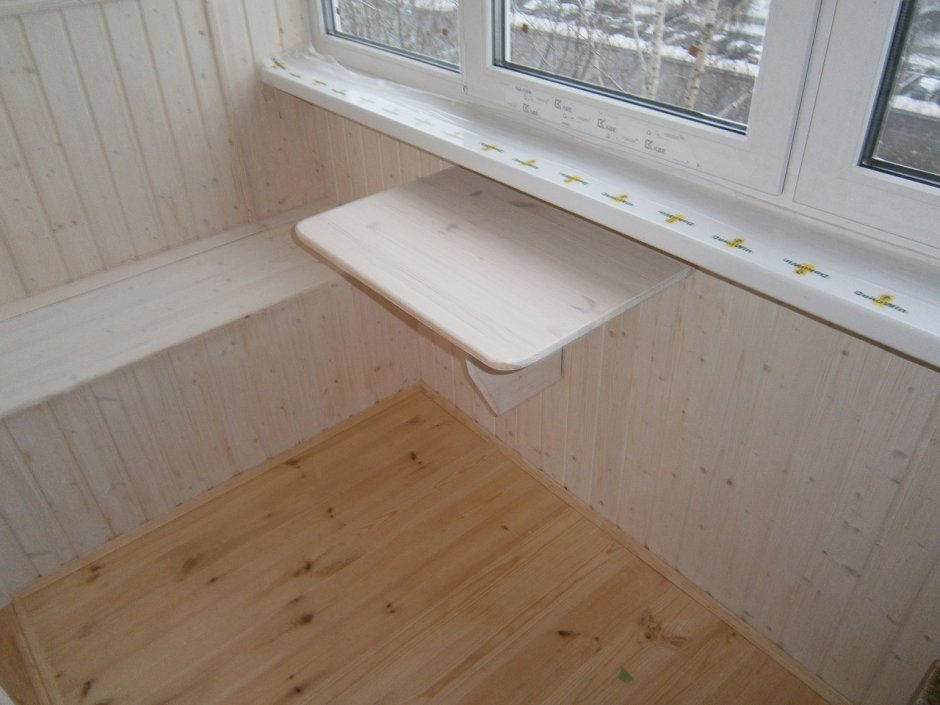 Стол-подоконник на кухне складной