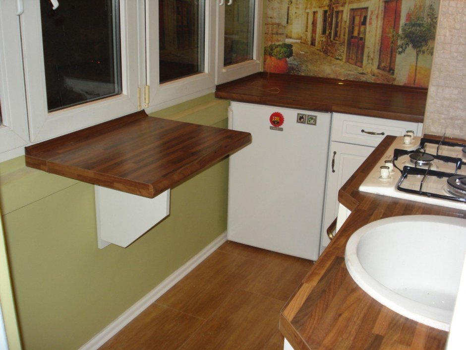 Стол-подоконник на кухне