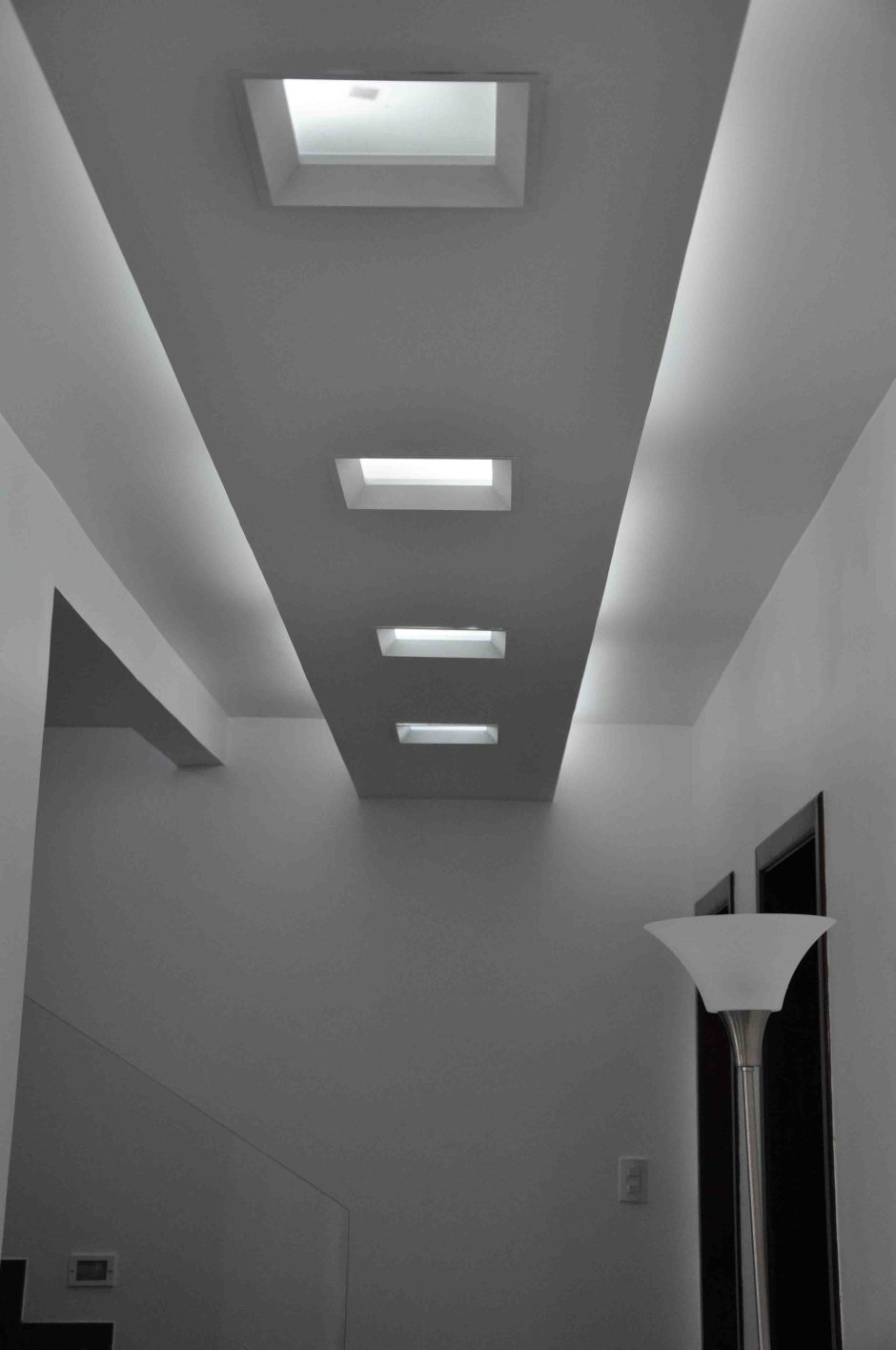 Квадратные встраиваемые светильники в коридоре