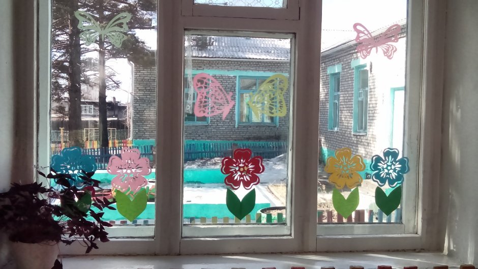 Весенние декорации на окна в детский сад
