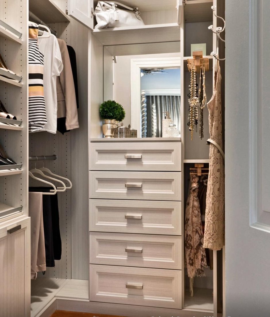 Встроенный хозяйственный шкаф