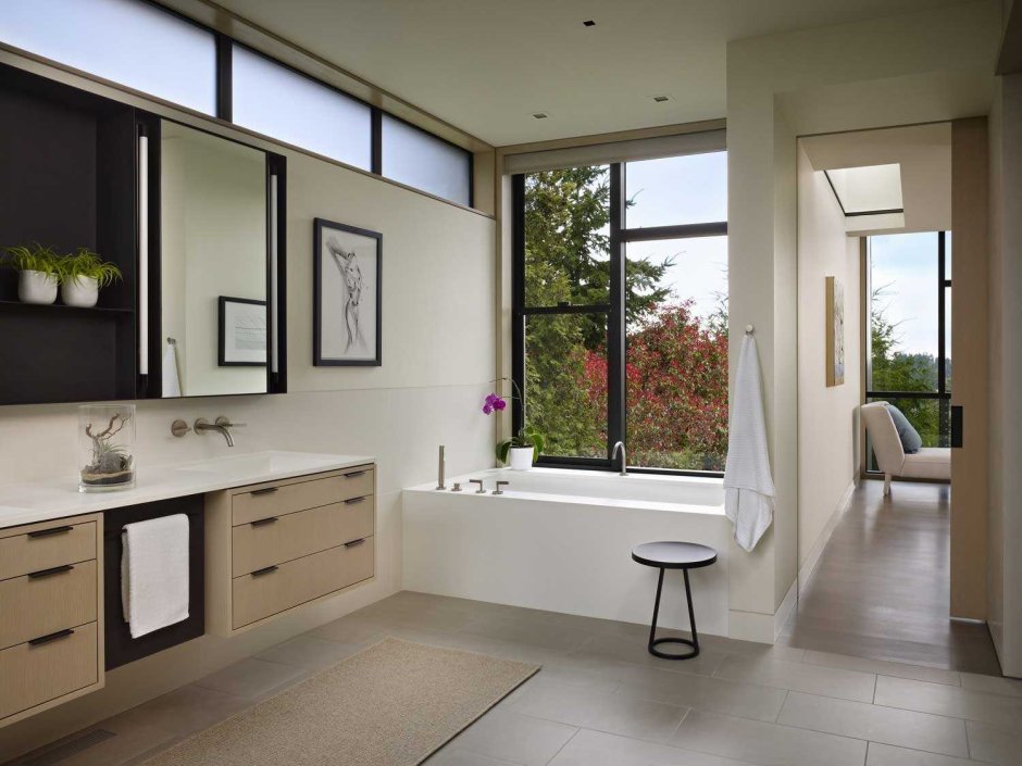 Интерьер ванной комнаты с окном в частном доме