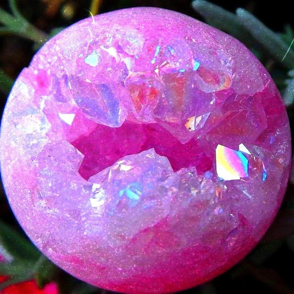 Розовый кварц камень с кристаллами