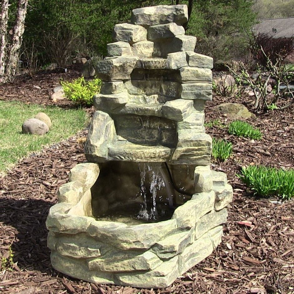 Садовый фонтан из камня