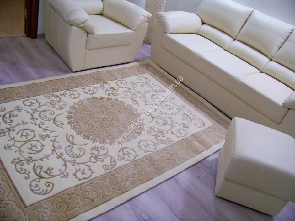 Ковер овальный для гостиной в светлых тонах