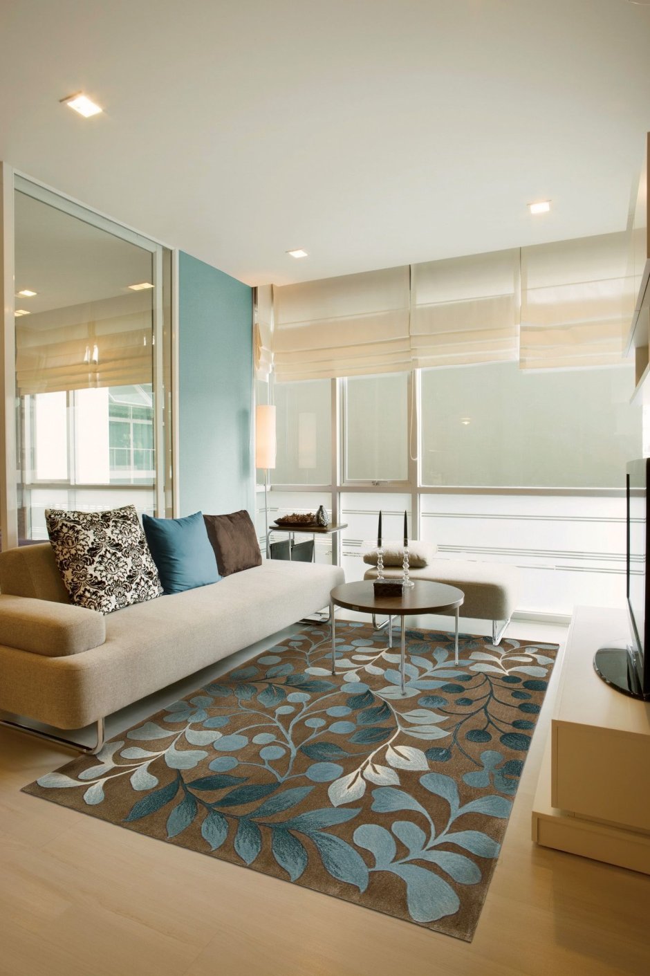 Коричневый ковер в интерьере гостиной