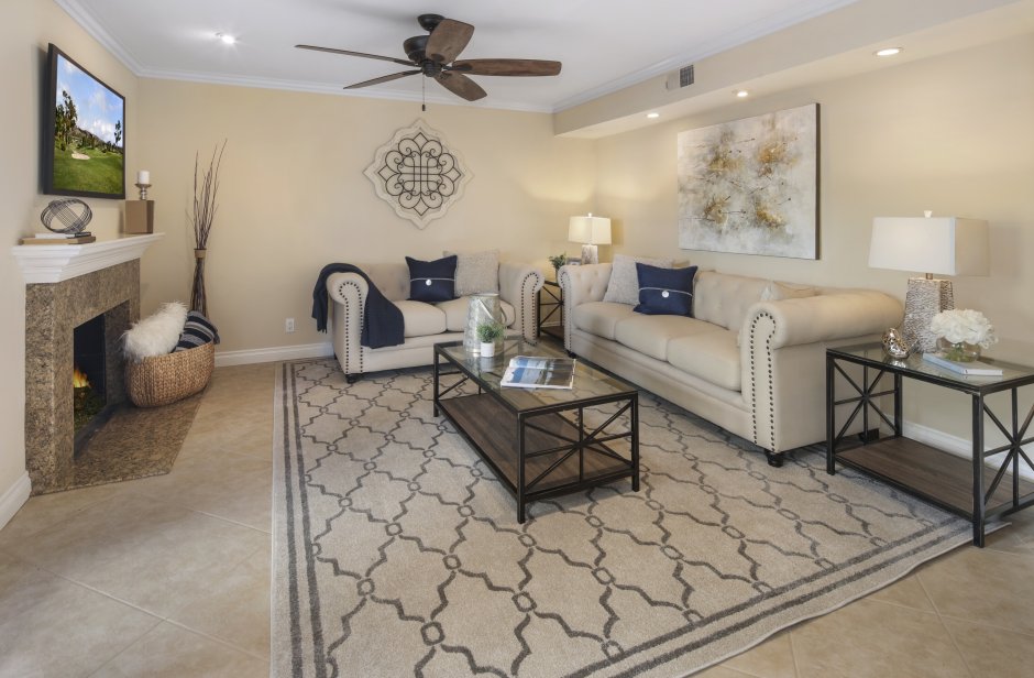 Светлый ковер в интерьере гостиной