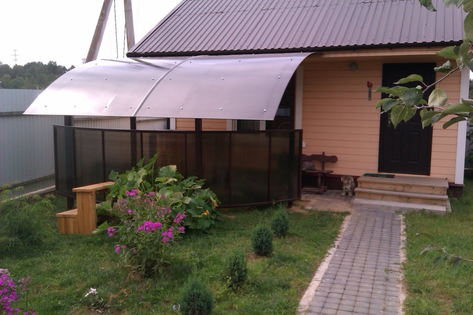 Веранда изподикарбоната