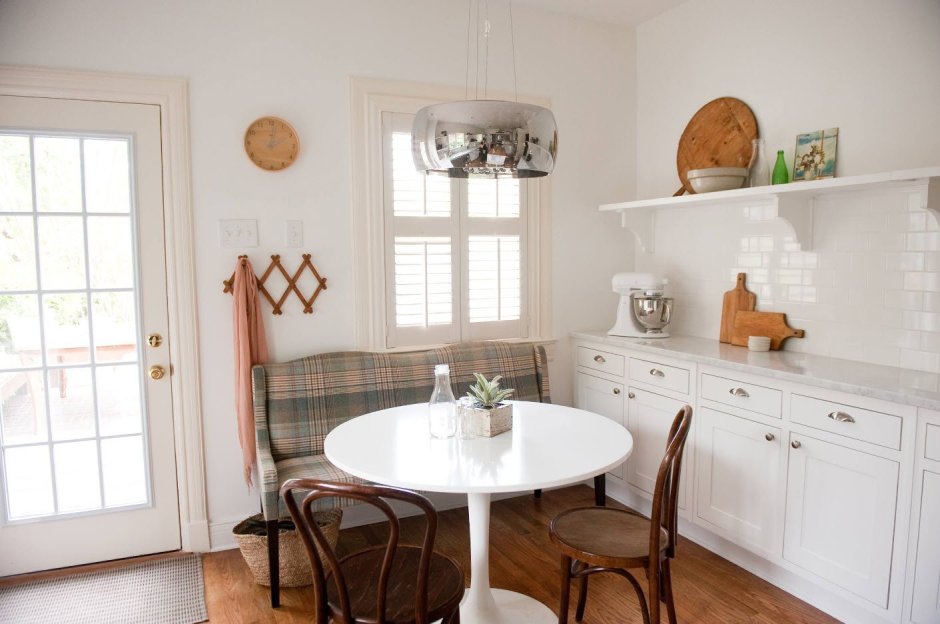 Кухня в скандинавском стиле с диваном