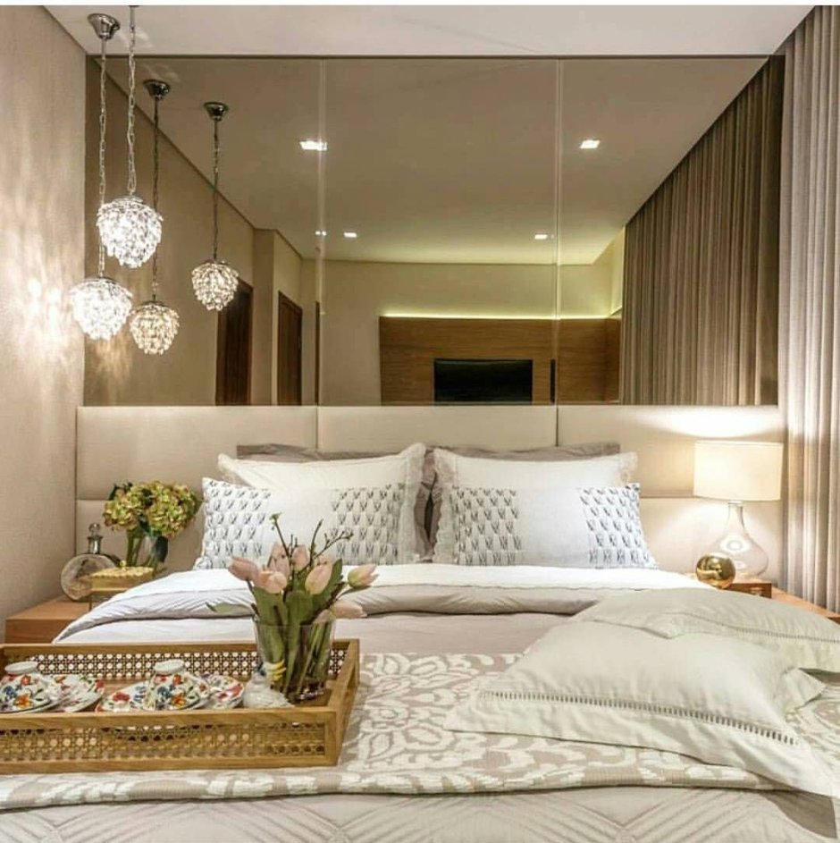 Спальня с зеркалом в изголовье