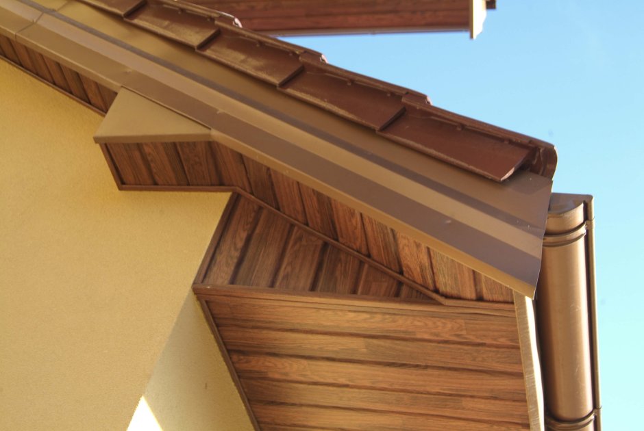 Подшивка карнизного свеса доской