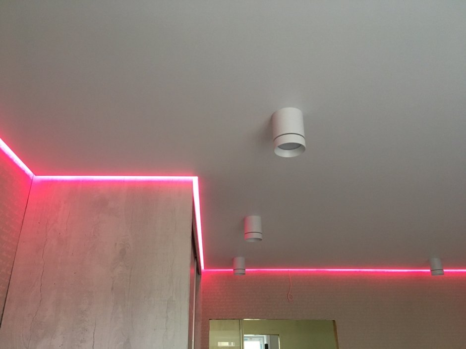 Теневой профиль с подсветкой для натяжного потолка