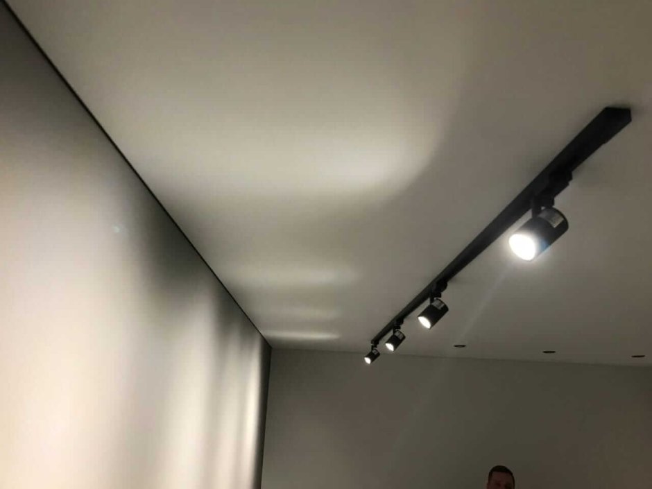 Теневой профиль с подсветкой за натяжным потолком