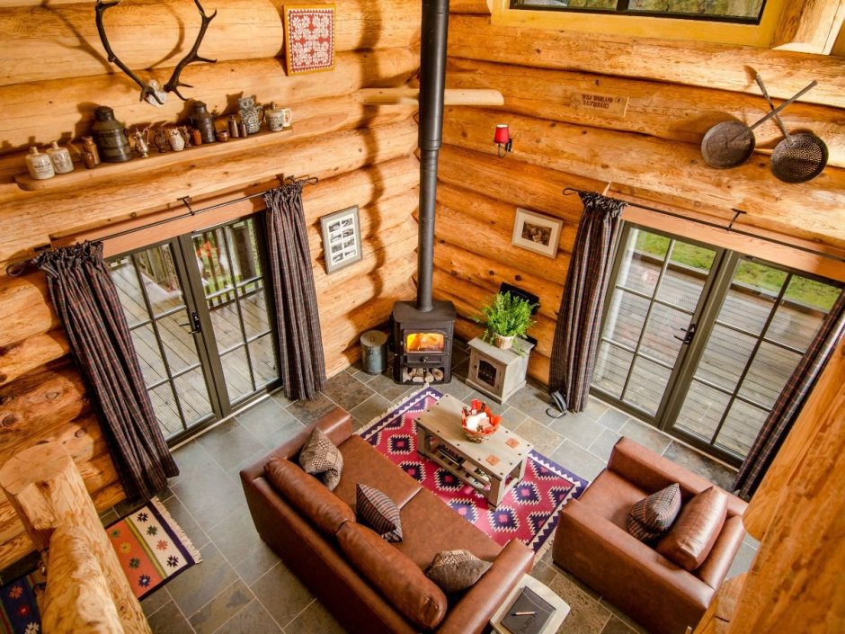 Деревянный дом внутри с камином