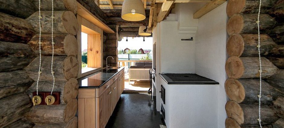 Интерьер кухни в рубленном доме