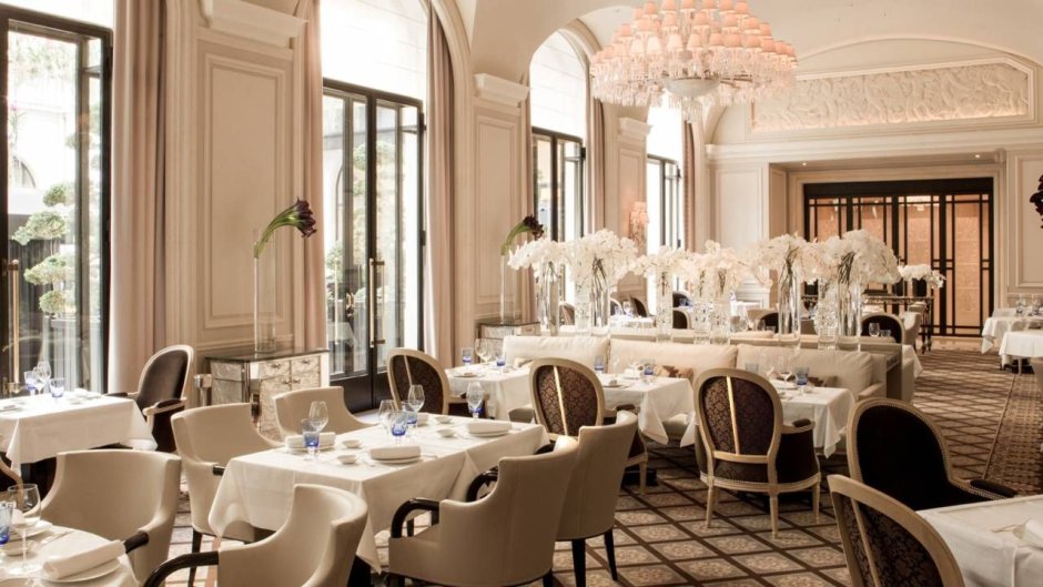 Интерьер ресторана в классическом стиле