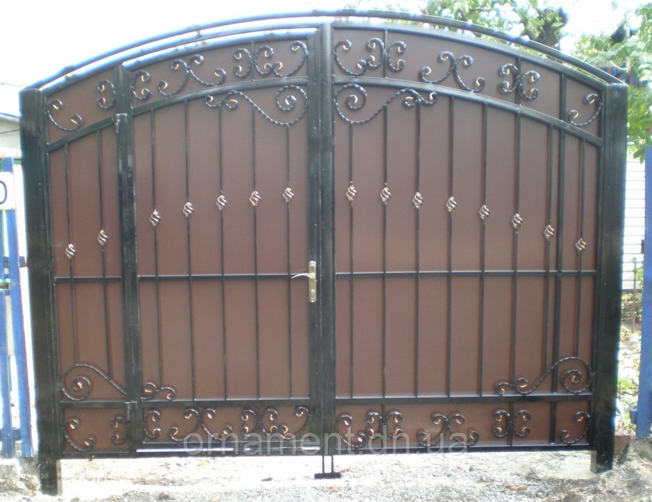 Ворота из профнастила с элементами ковки со встроенной калиткой
