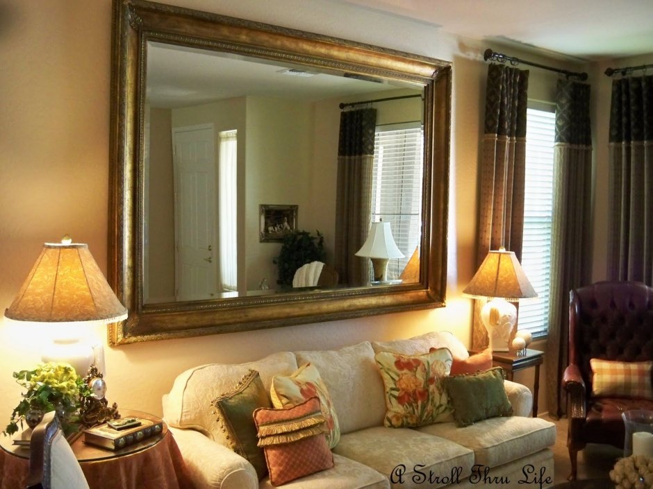 Зеркало над диваном в гостиной