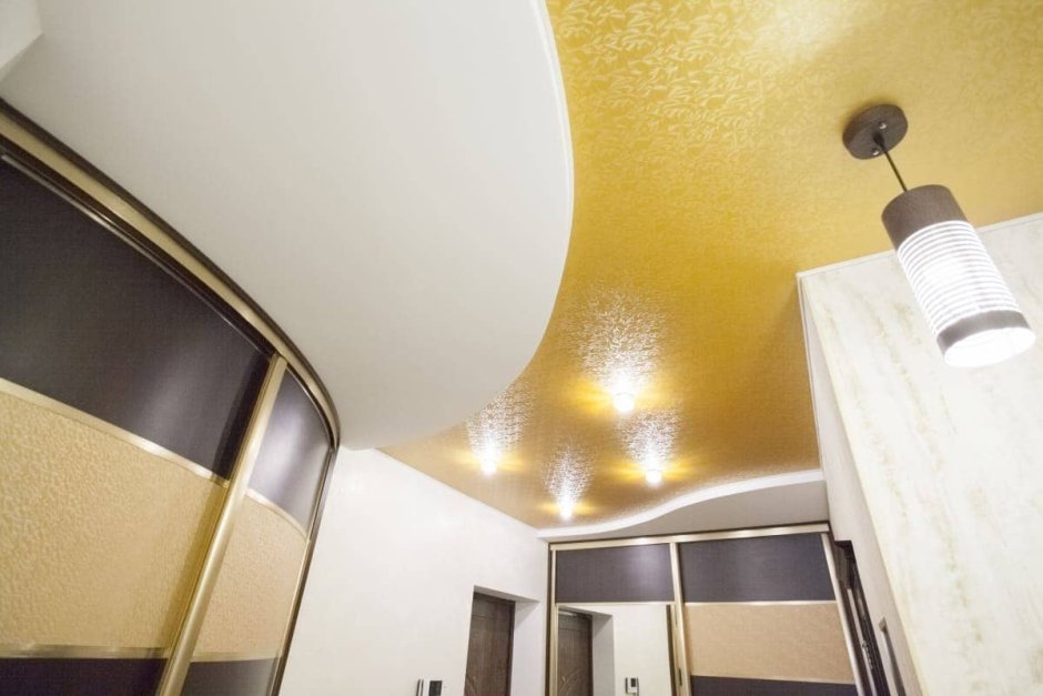 Фактурный золотой потолок