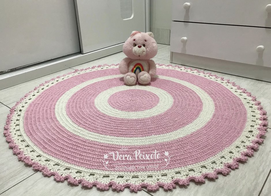 Розовый вязаный коврик