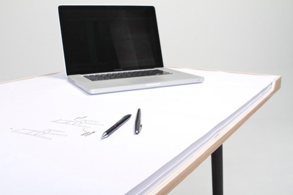 Бумага и ручка на столе