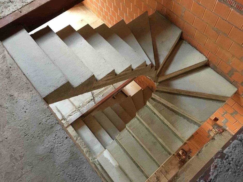 Лестница с забежными ступенями монолит