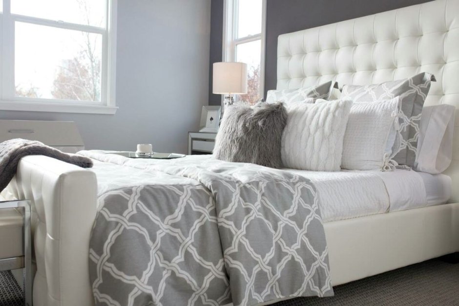 Красиво заправленная кровать с подушками