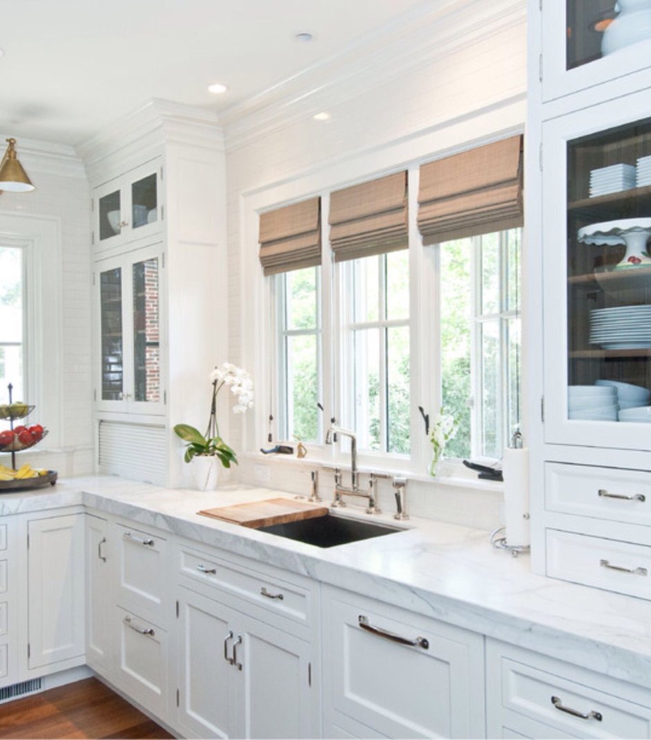 Кухня с окном в частном доме