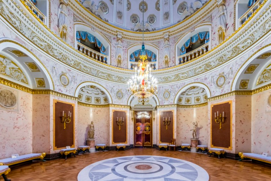 Предцерковный зал Екатерининского дворца