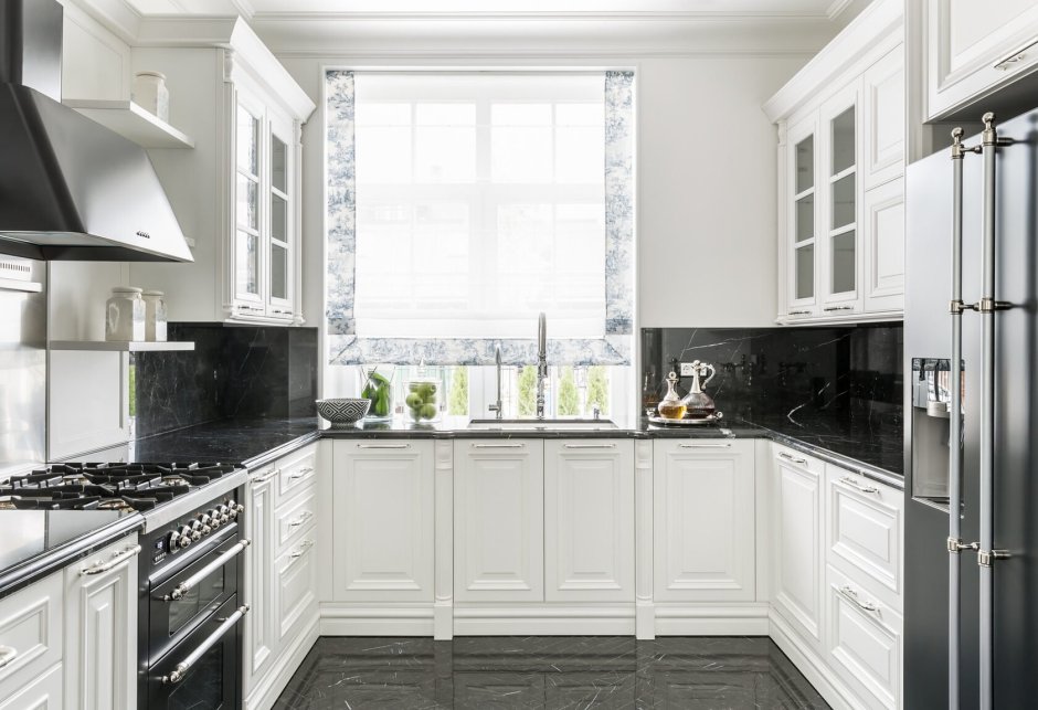 Серый мраморный пол в интерьере кухни