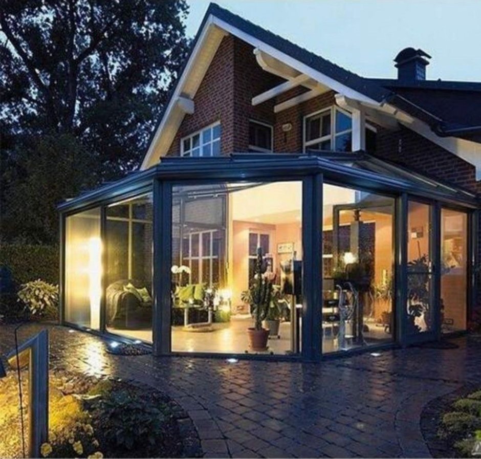 Дом с панорамными окнами и террасой