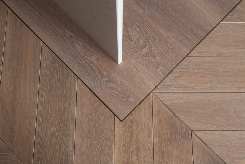 Стык паркета и плитки