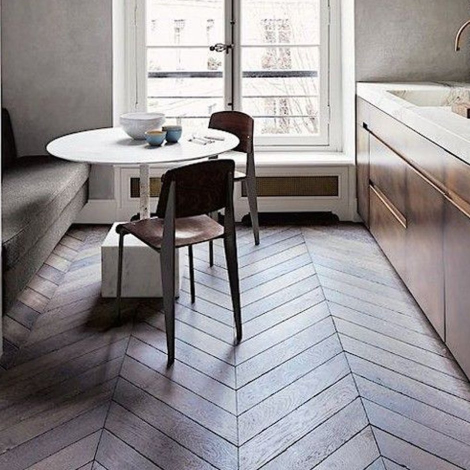 Плитка под дерево в гостиной