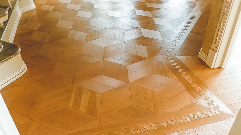 Плитка под дерево в прихожей на полу