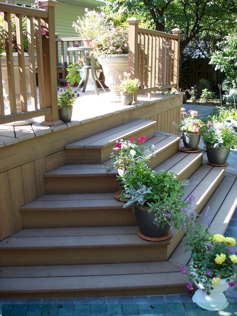 Лестница с террасы в сад