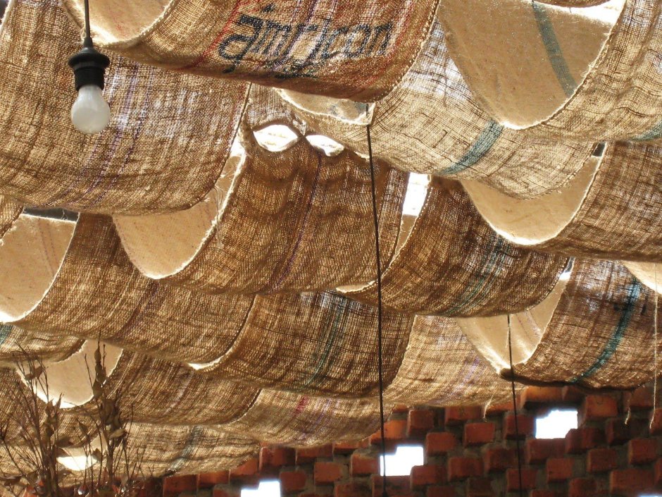 Декор потолка тканью