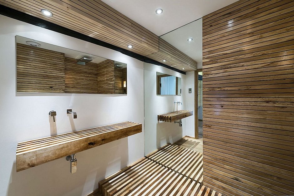 Деревянные рейки на потолке в ванной