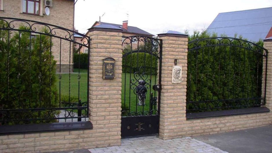 Ворота перед домом