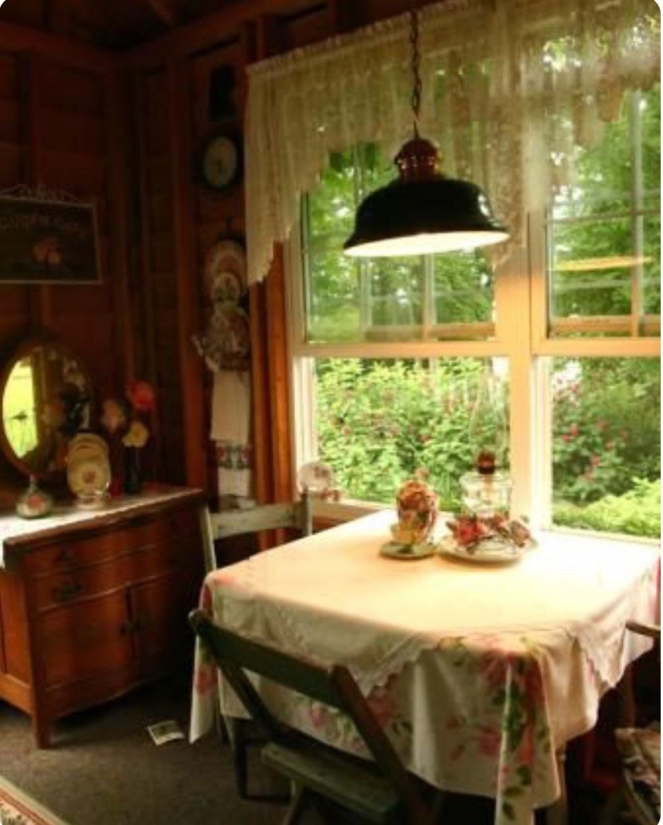 Стол у окна в деревенском стиле