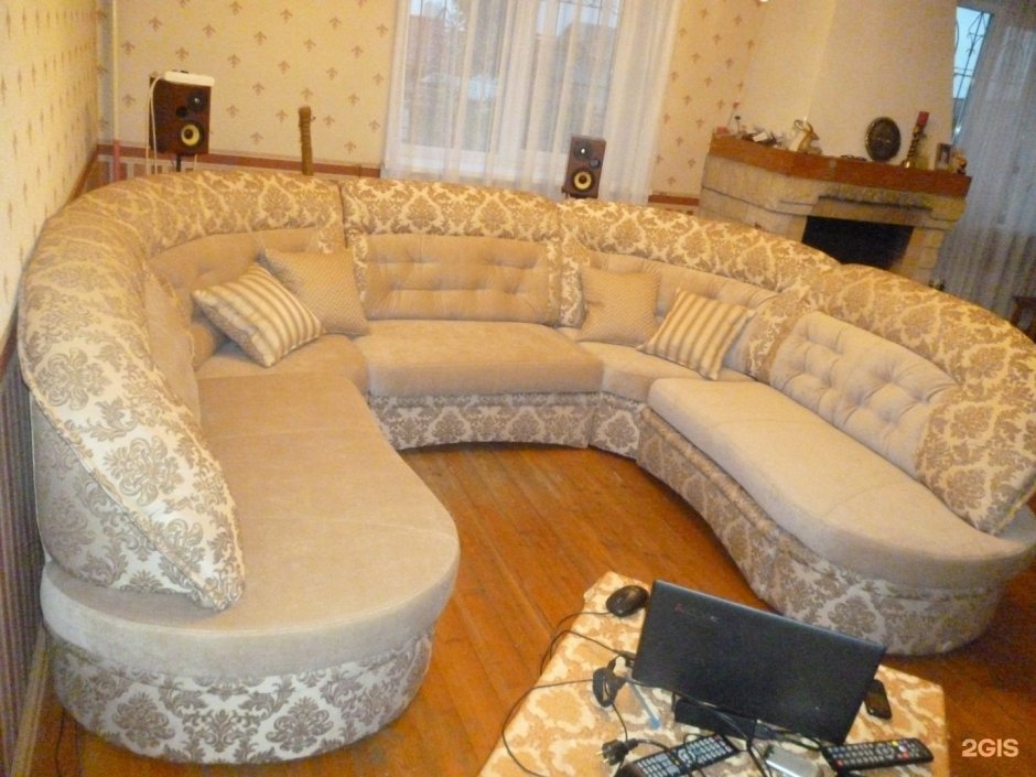 Зал с огромным диваном