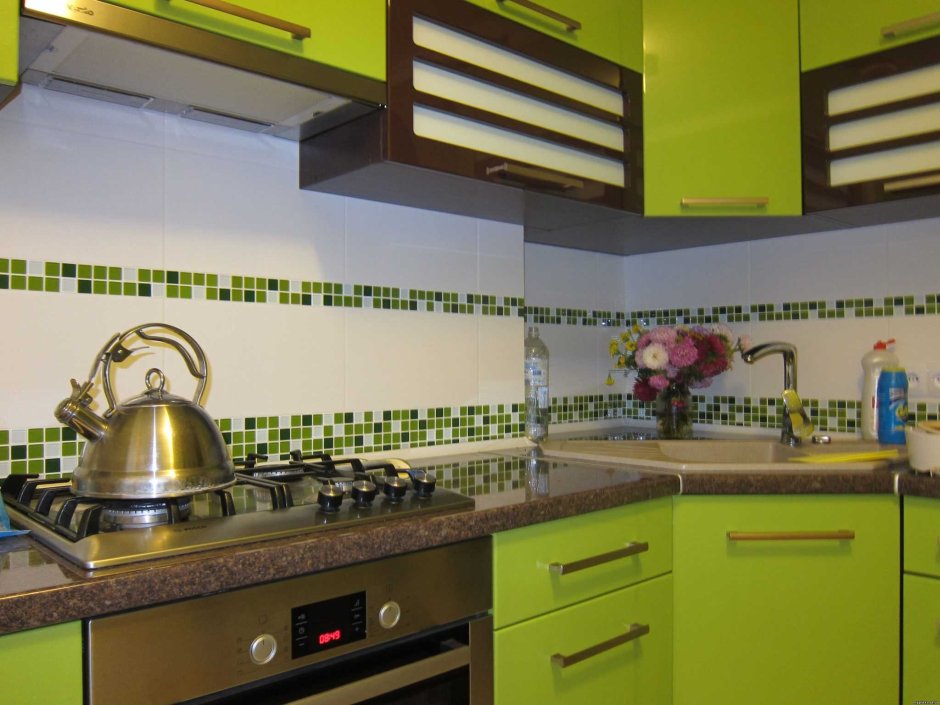 Кухня с зеленым фартуком из плитки