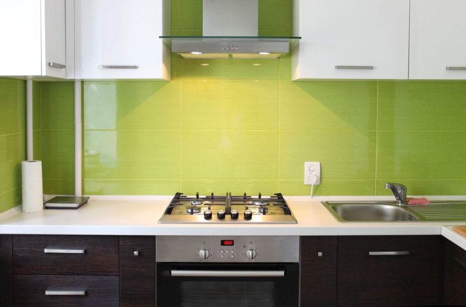 Белая кухня с зеленой плиткой