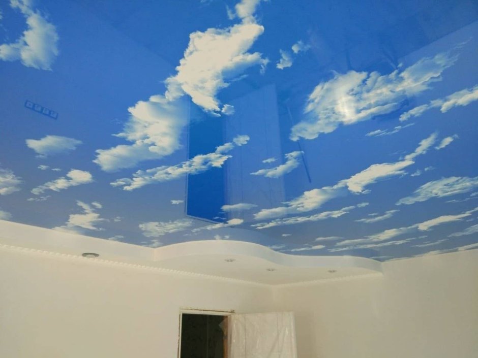 Натяжные потолки небо с облаками глянцевые