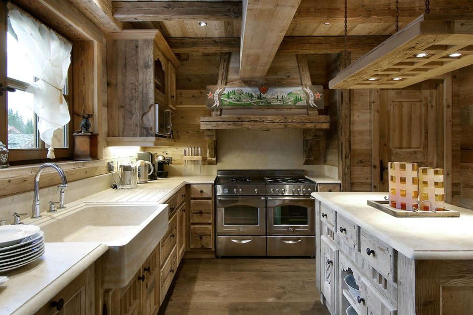 Кухня в деревянном домике