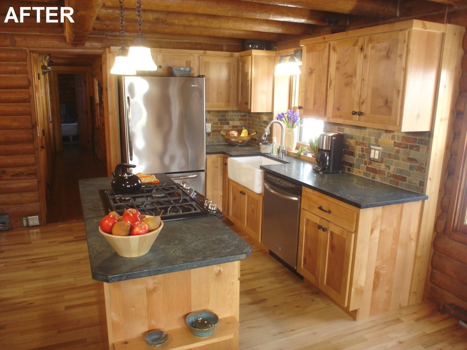 Кухонный фартук в деревянном доме