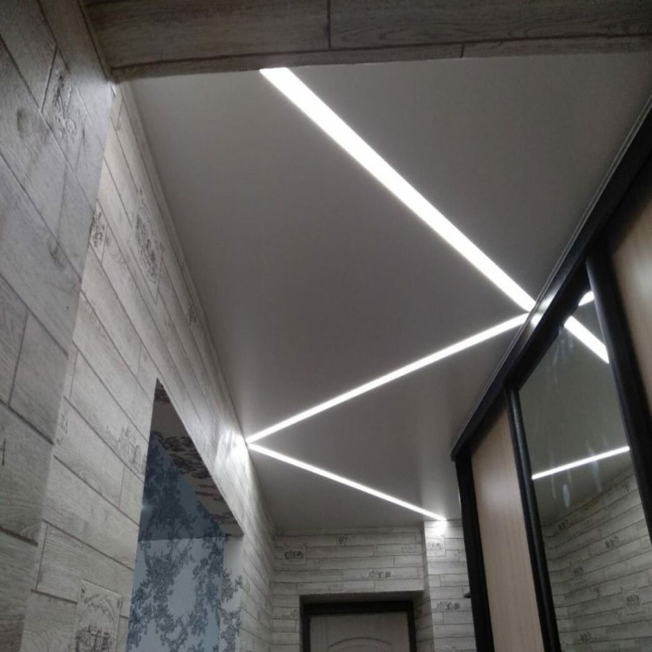 Потолок световые линии в коридор
