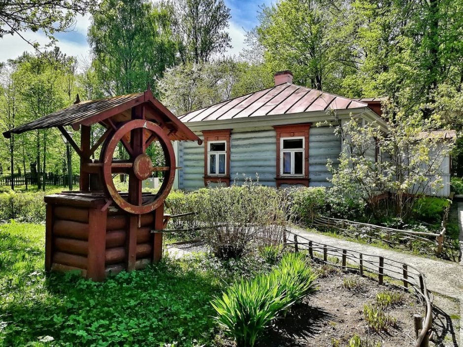 Дачный домик в русском стиле с колодцем