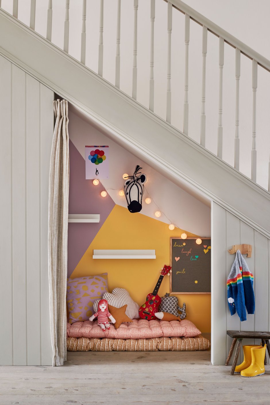 Детский домик под лестницей