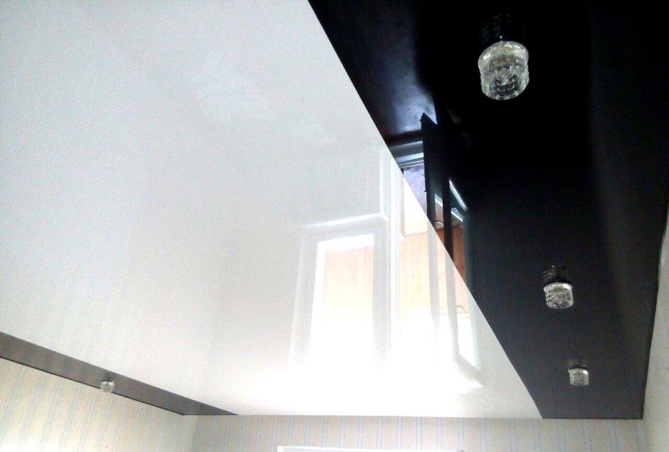 Натяжной потолок белый с черным